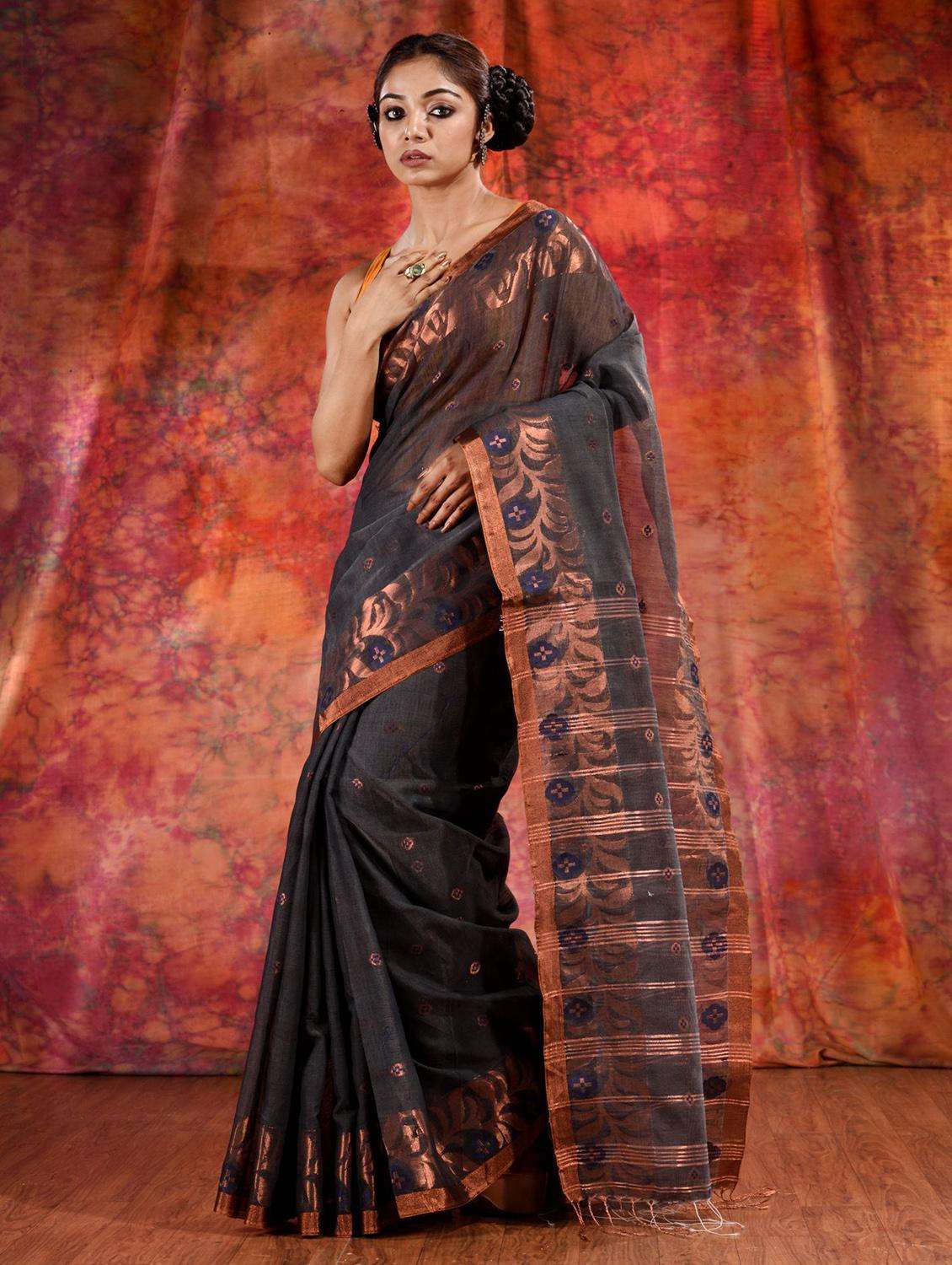 women self design handloom saree with blouse