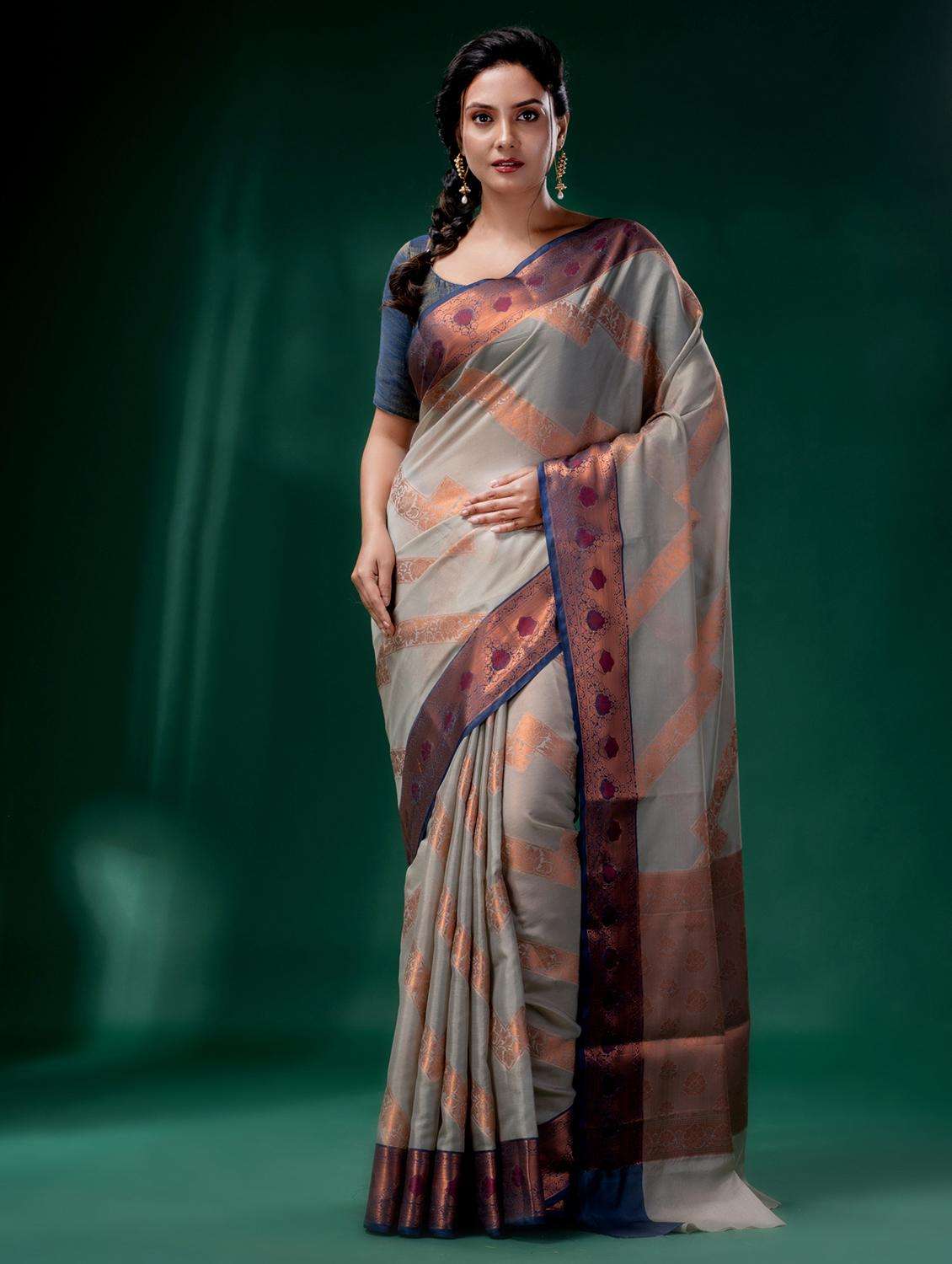 women self design bordered saree with blouse
