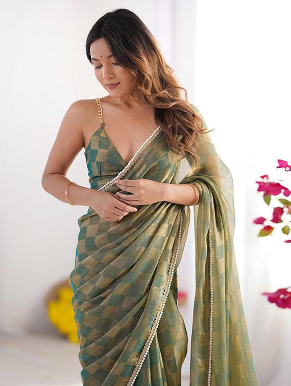 women checkered printed saree with blouse - 22048020 - Standard Image - 3