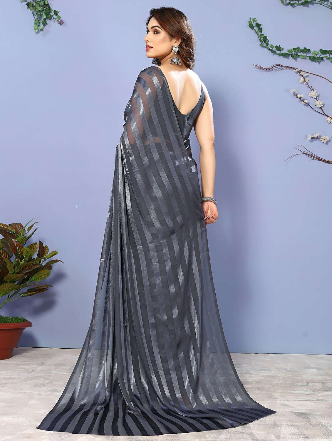 women striped plain saree with blouse - 22050293 -  Standard Image - 3