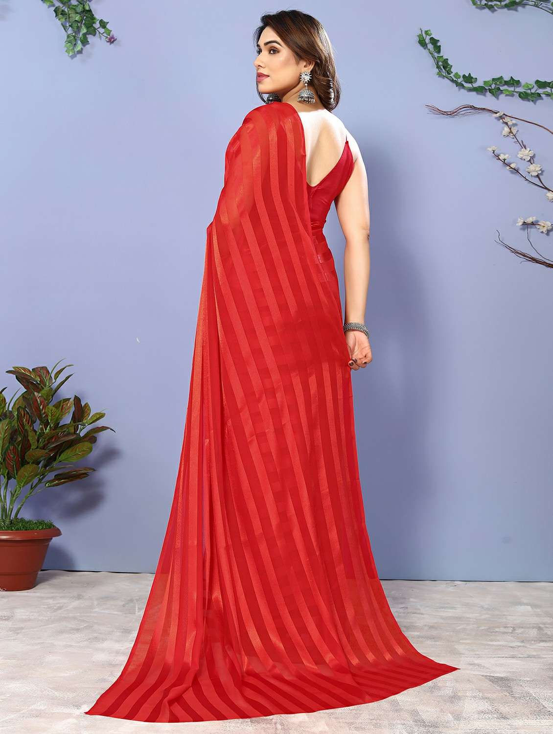 women striped plain saree with blouse - 22050294 -  Standard Image - 3