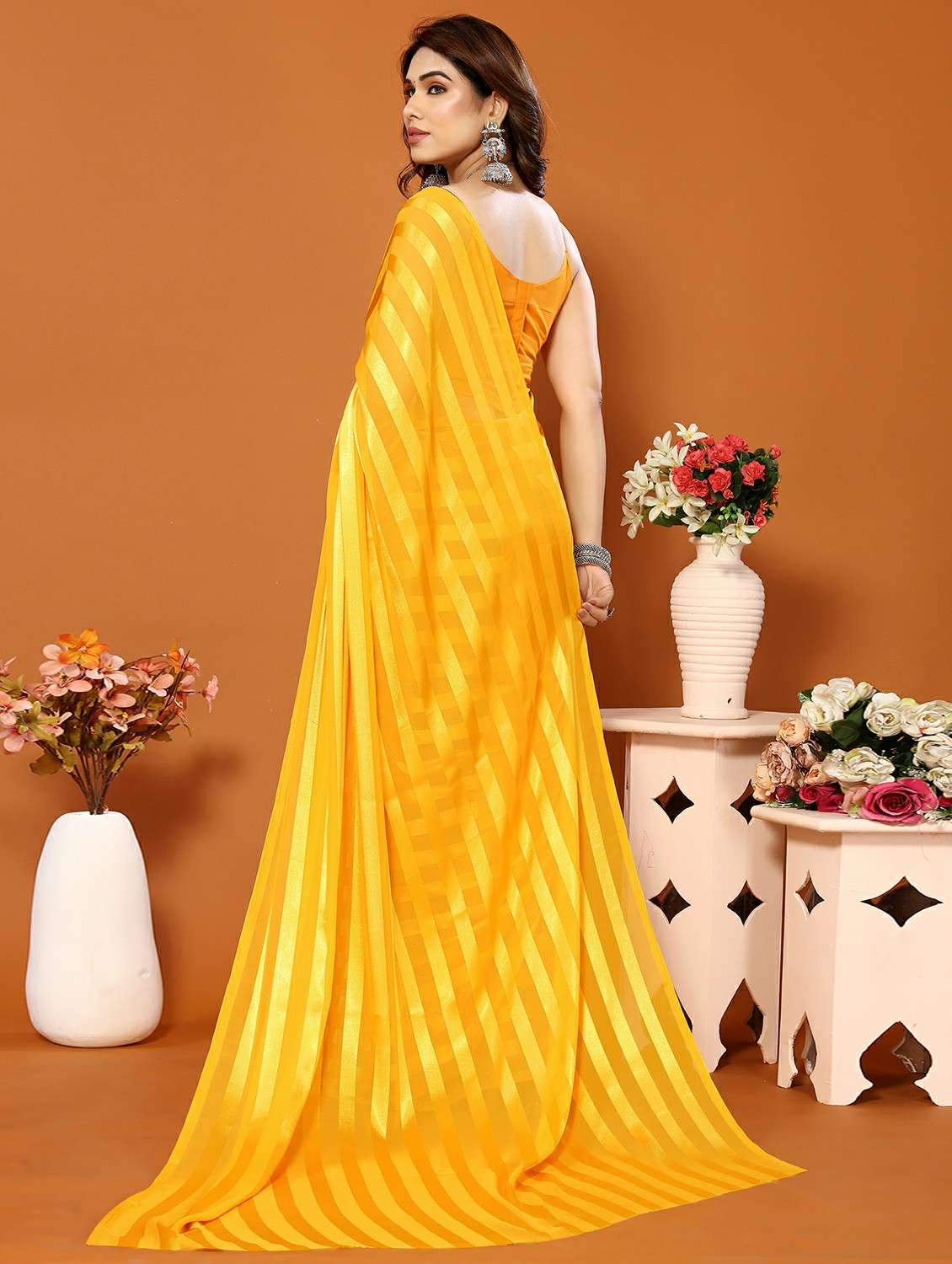 women striped plain saree with blouse - 22050295 -  Standard Image - 3