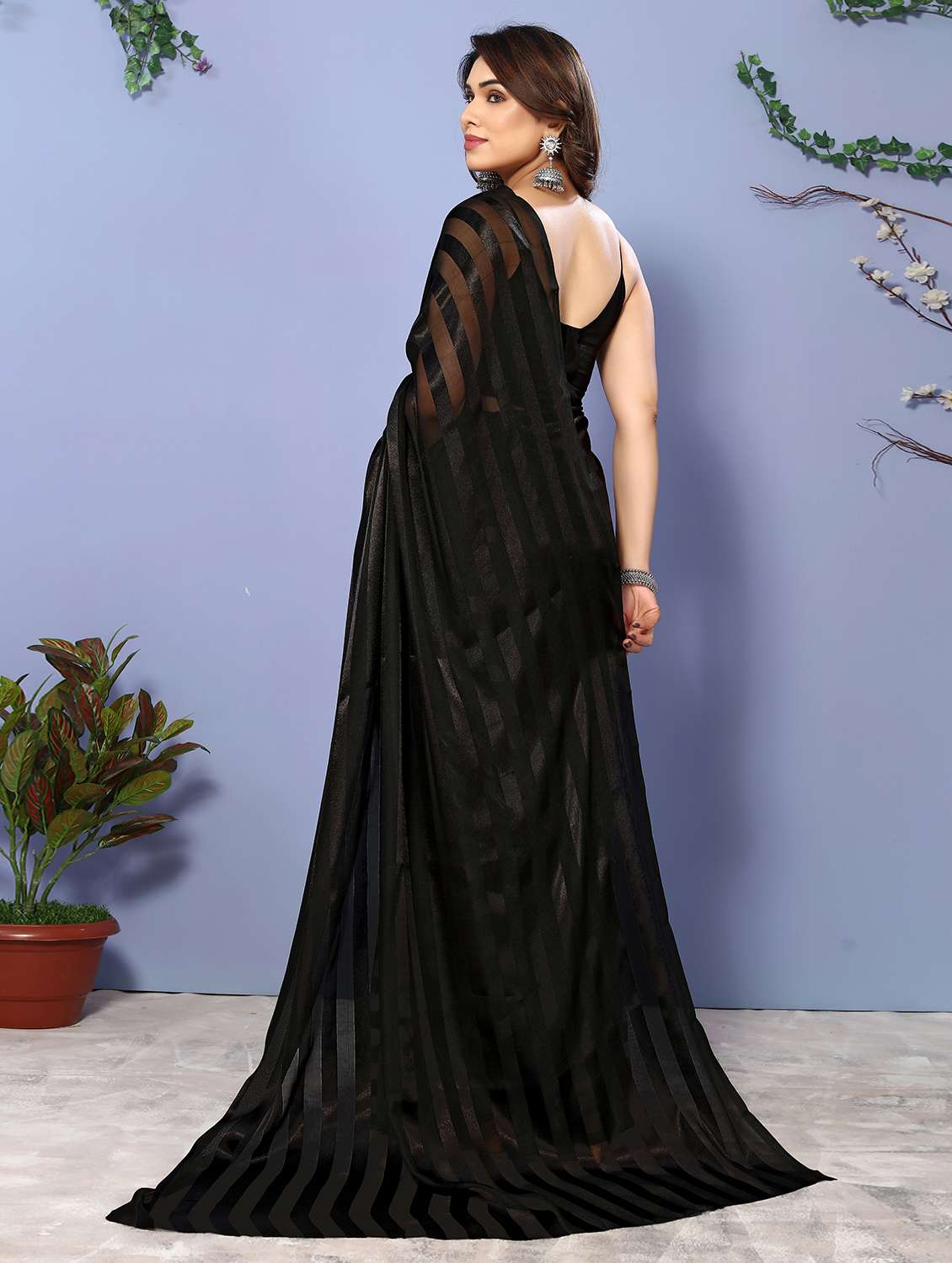 women striped plain saree with blouse - 22050296 -  Standard Image - 3