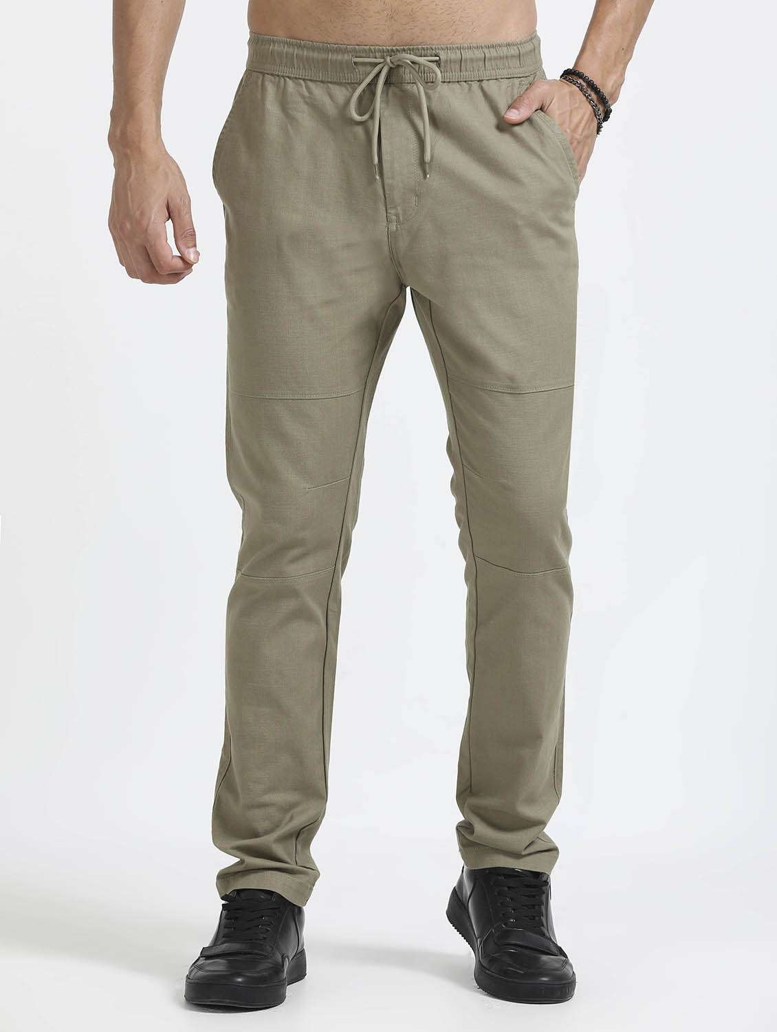  men solid mid rise straight fit chinos 