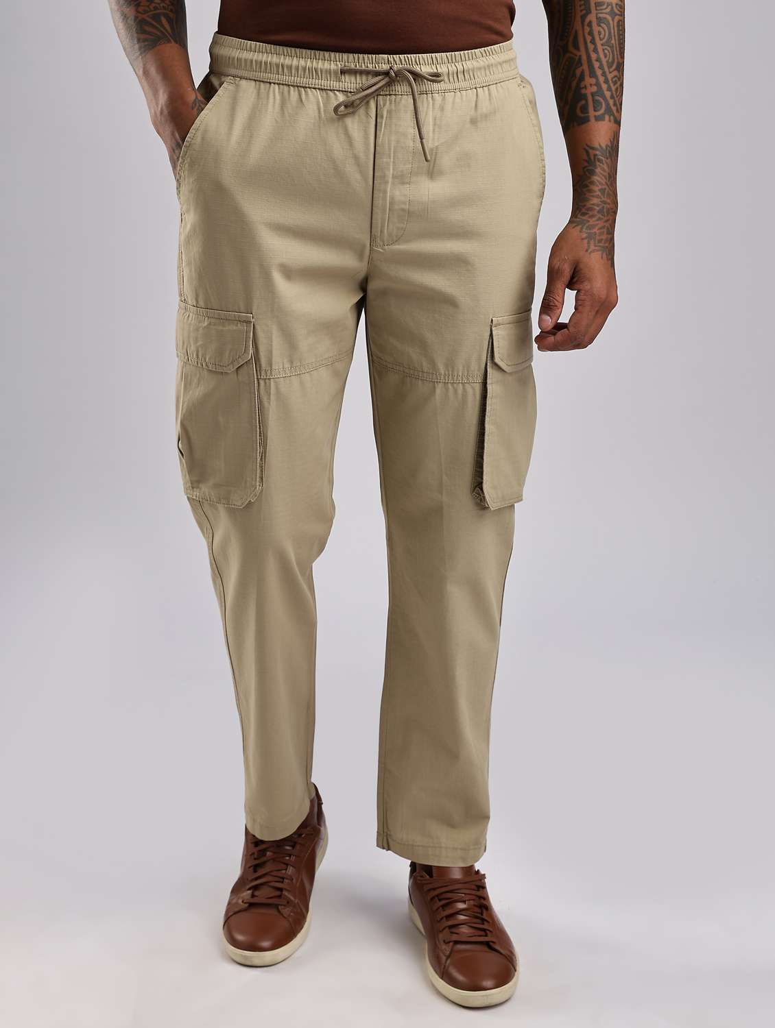men solid mid rise relaxed fit cargo