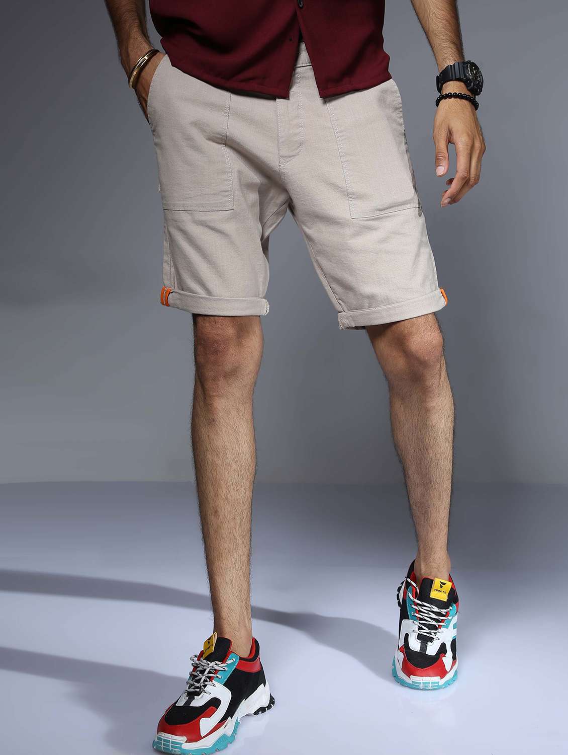 men solid mid rise regular fit shorts