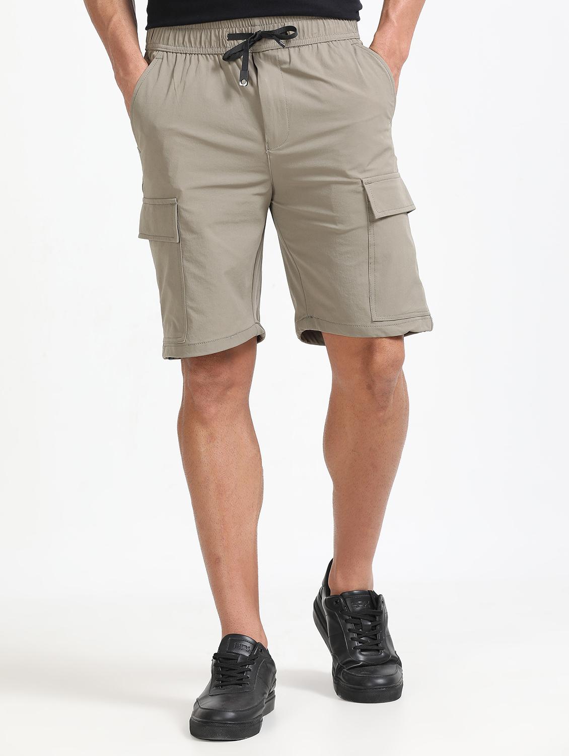 men solid mid rise regular fit cargo shorts - 22052641 - Zoom Image - 0