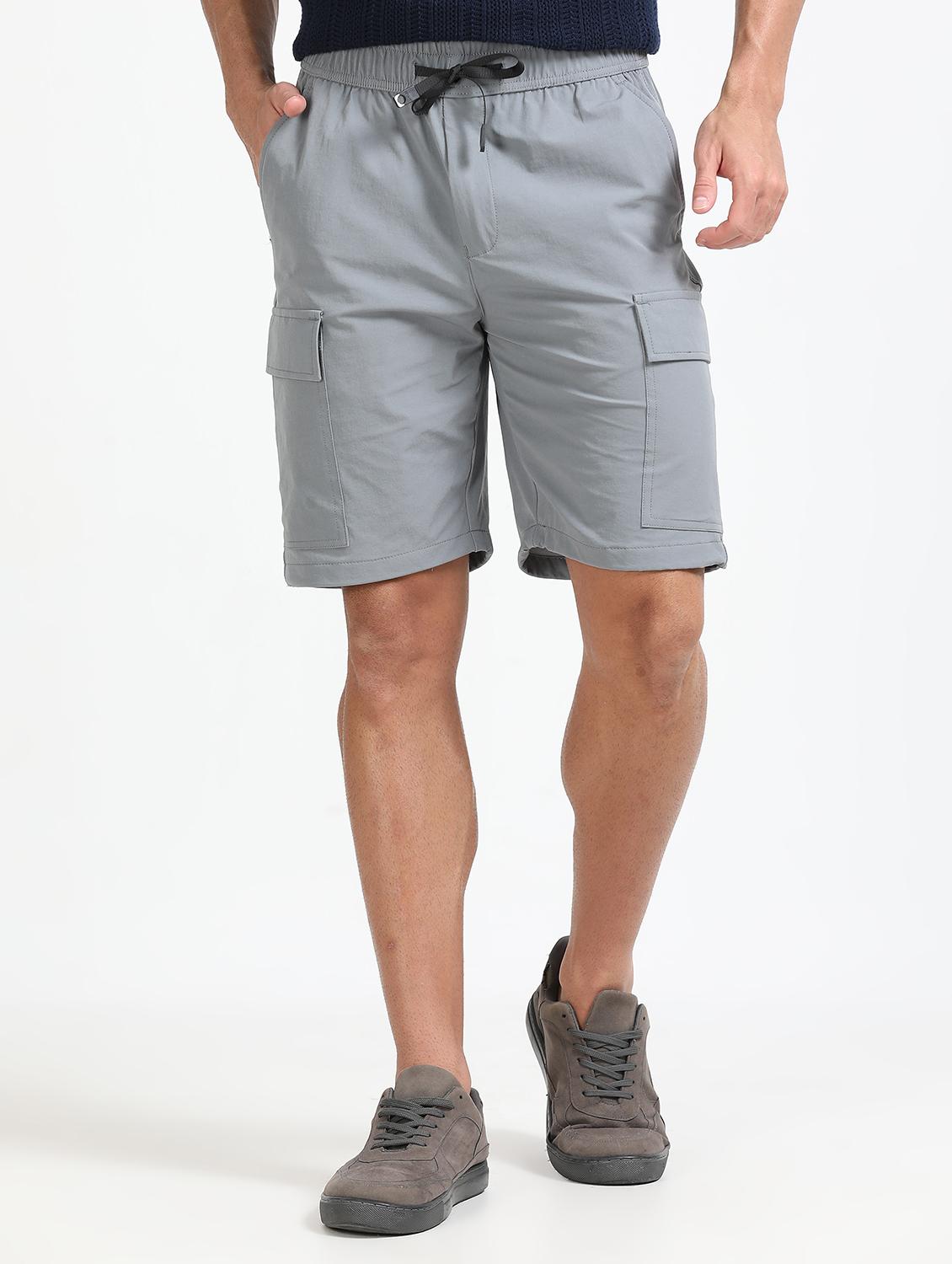 men solid mid rise regular fit cargo shorts - 22052643 - Zoom Image - 0