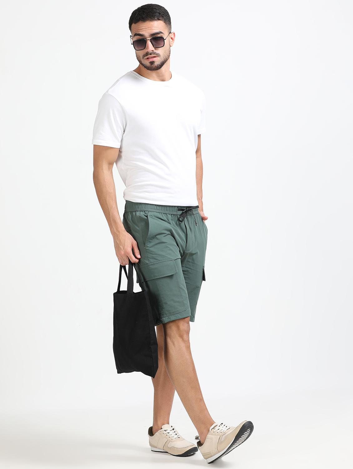 men solid mid rise regular fit cargo shorts - 22052646 - Standard Image - 3
