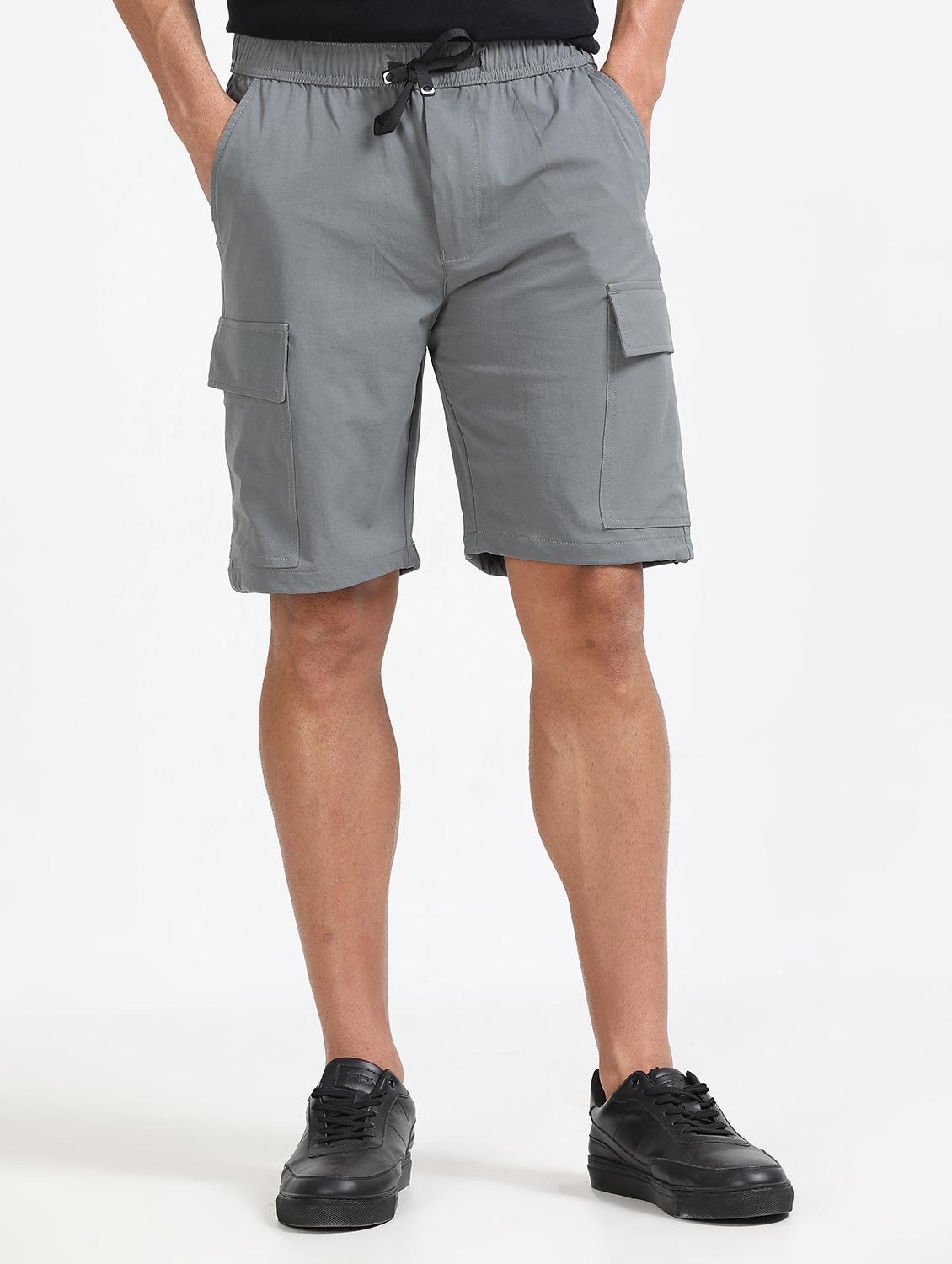 men solid mid rise regular fit cargo shorts