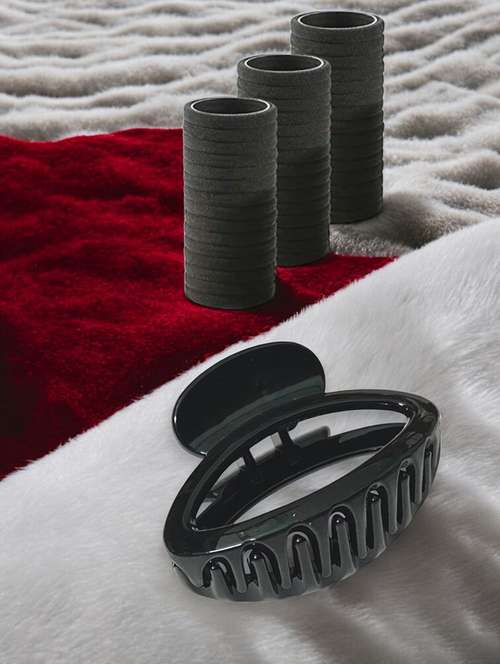 set of black solid rubber bands and 1 clutcher - 22052841 -  Standard Image - 0