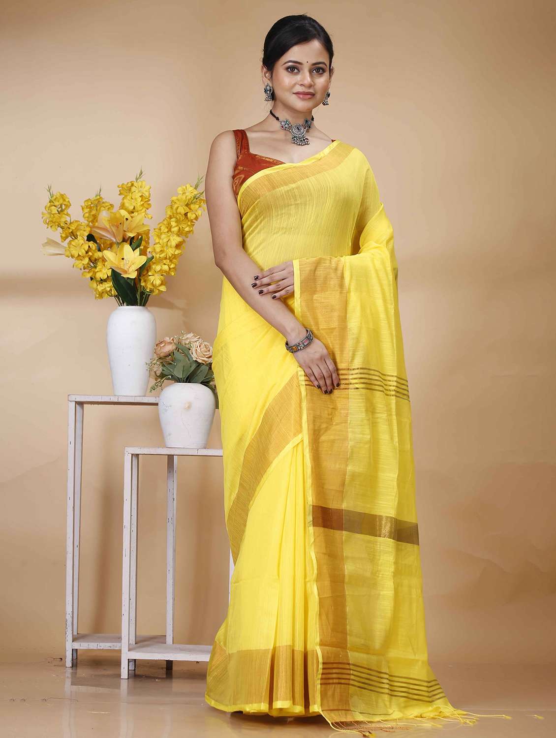 women solid with bordered handloom saree - 22056247 - Zoom Image - 0