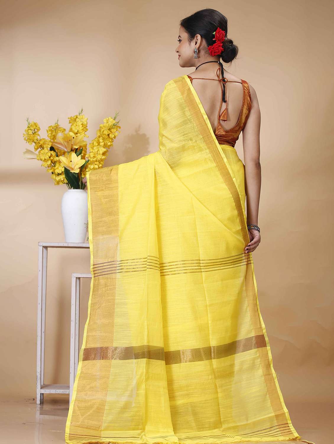 women solid with bordered handloom saree - 22056247 - Standard Image - 3