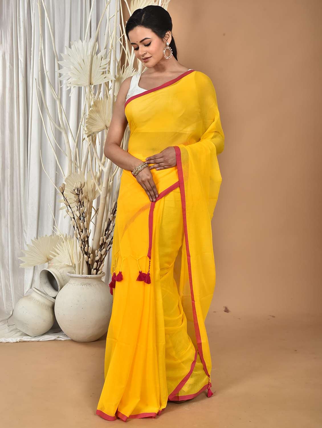 yellow chiffon bordered saree - 22056332 - Standard Image - 3