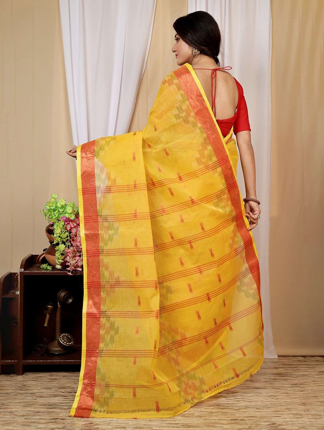 yellow cotton blend handloom saree - 22056438 - Standard Image - 3