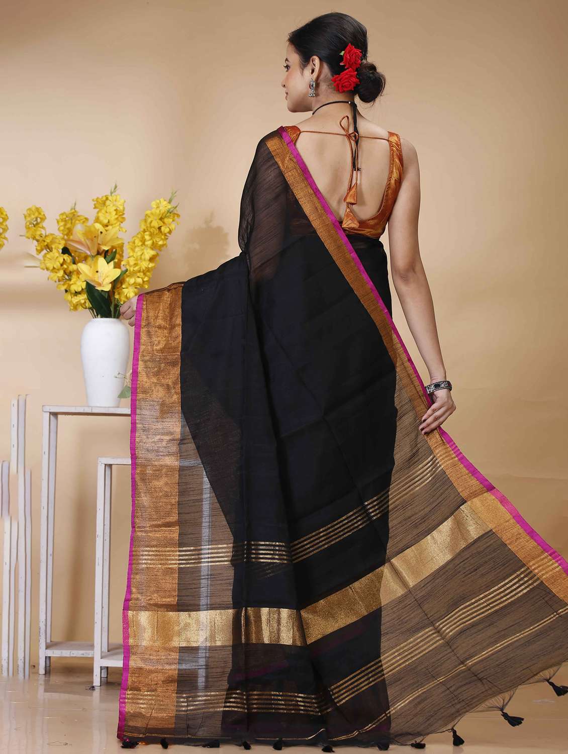 women solid with bordered handloom saree - 22056641 - Standard Image - 3