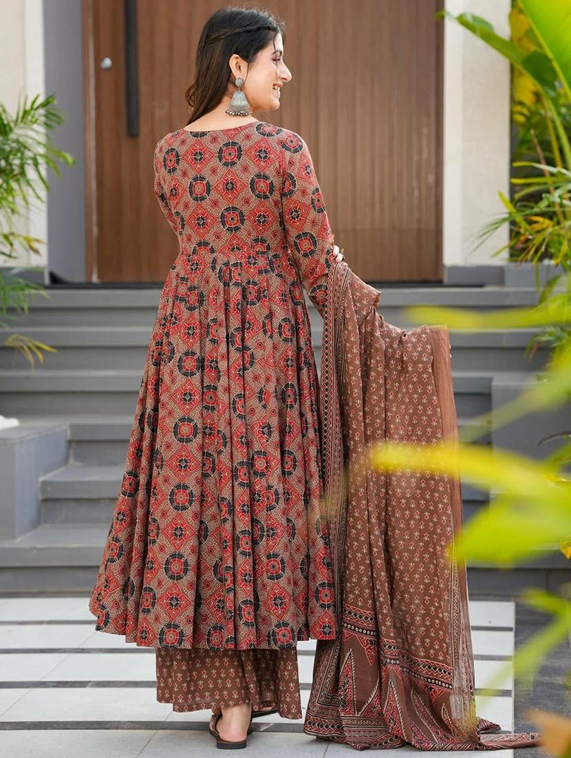 women three quarter sleeve kurta palazzo with dupatta set - 22057671 - Standard Image - 3