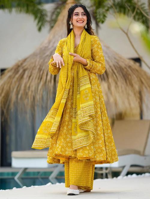 women three quarter sleeve kurta palazzo with dupatta set - 22057674 - Standard Image - 0
