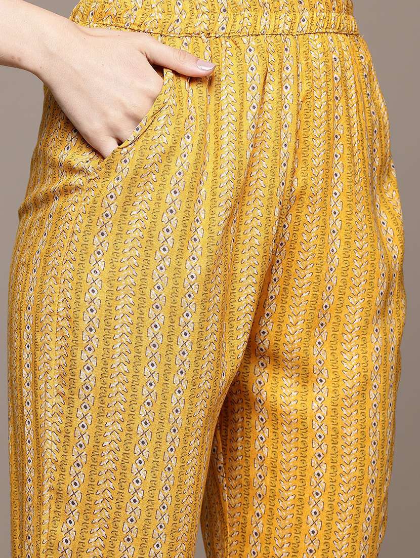 women three quarter sleeve kurta pant with dupatta set - 22057984 -  Standard Image - 3