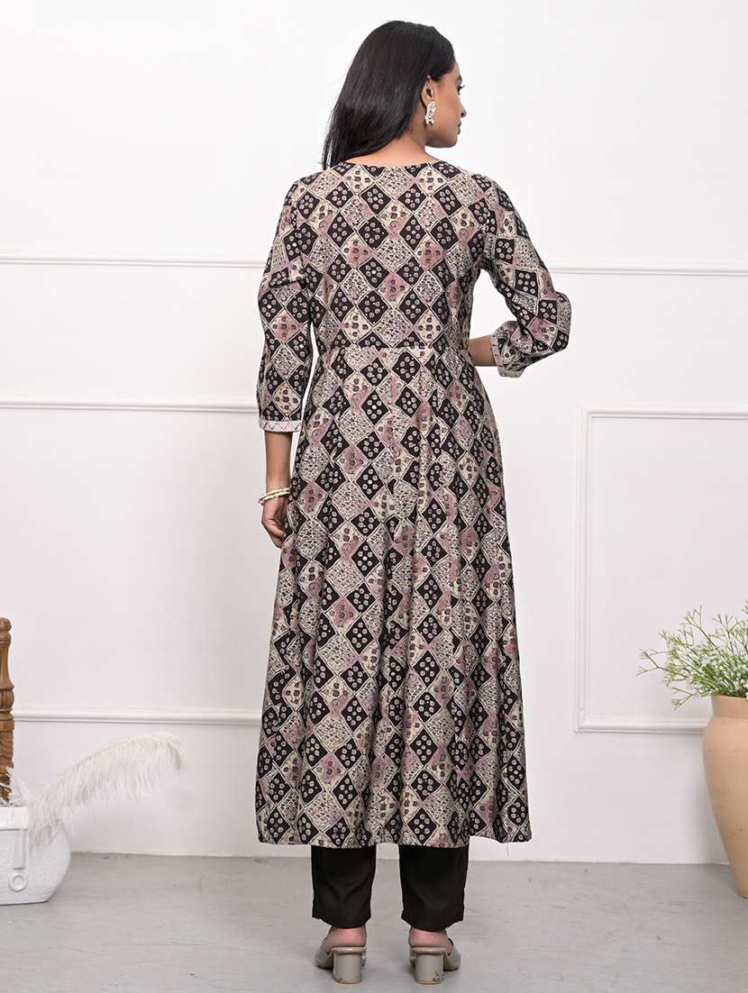 women three quarter sleeve kurta and pant with dupatta  - 22058059 -  Standard Image - 3