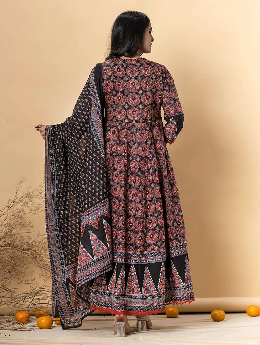 women three quarter sleeve kurta pant with dupatta set - 22058203 -  Standard Image - 3