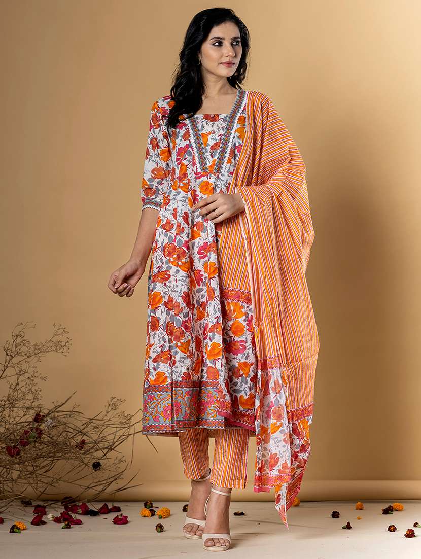 women three quarter sleeve kurta pant with dupatta set - 22058252 - Zoom Image - 0
