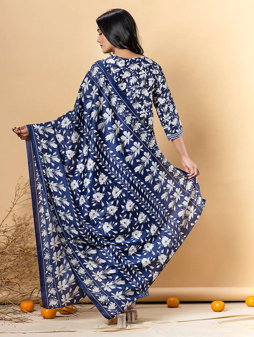 women three quarter sleeve kurta and pant with dupatta  - 22058272 -  Standard Image - 3