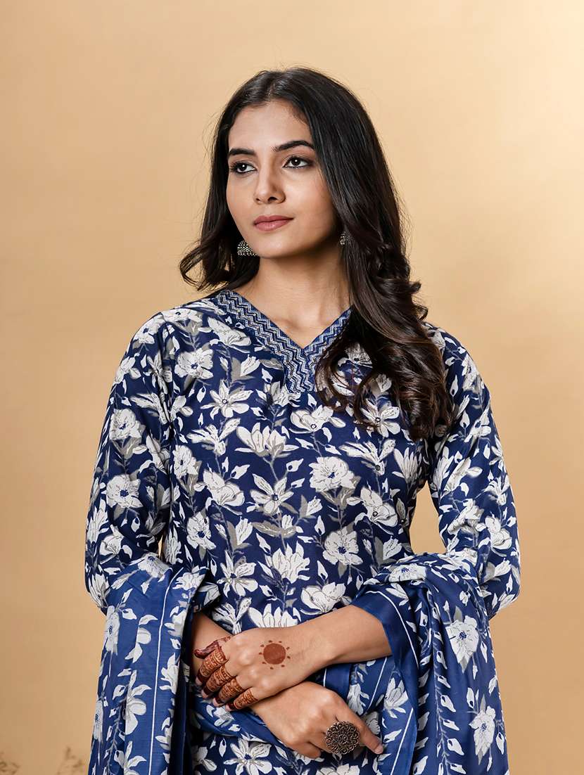 women three quarter sleeve kurta and pant with dupatta  - 22058272 -  Standard Image - 5