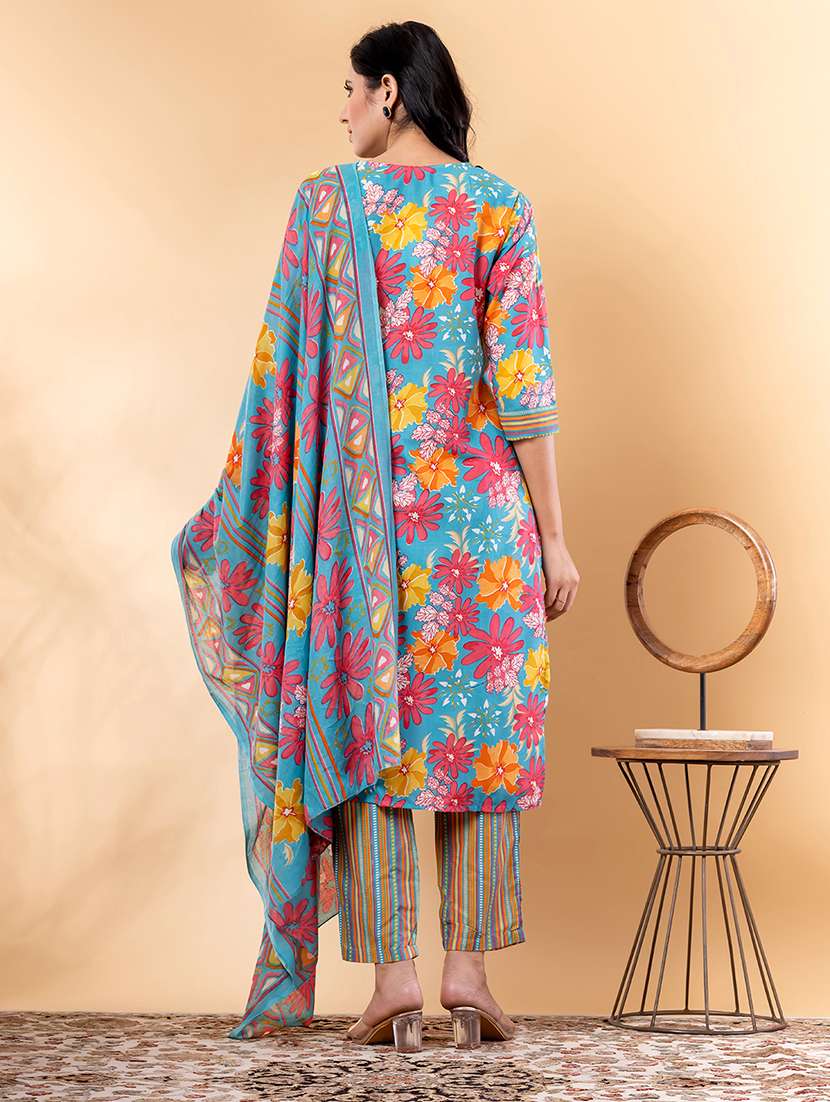 women three quarter sleeve kurta and pant with dupatta  - 22058305 -  Standard Image - 3