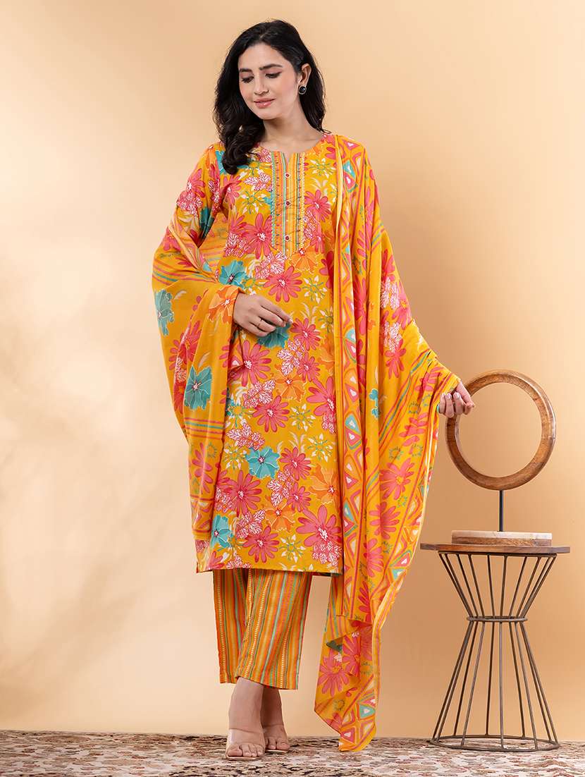 women three quarter sleeve kurta and pant with dupatta  - 22058306 -  Standard Image - 3
