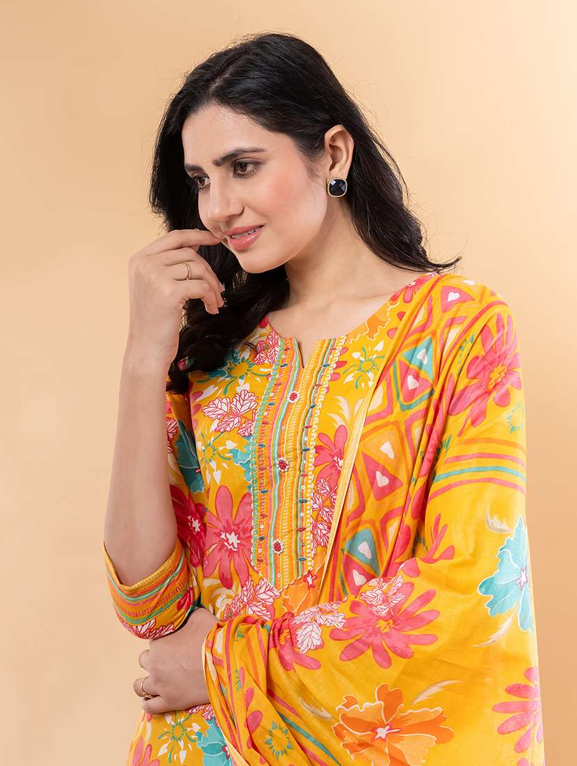 women three quarter sleeve kurta and pant with dupatta  - 22058306 -  Standard Image - 5