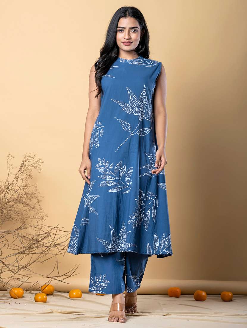 women sleeveless kurta and palazzo set