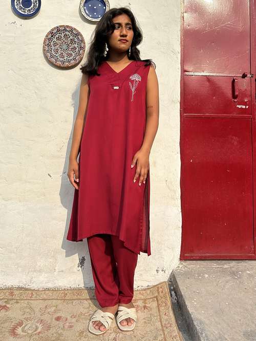women self design sleeveless kurta pant set - 22059083 - Standard Image - 0