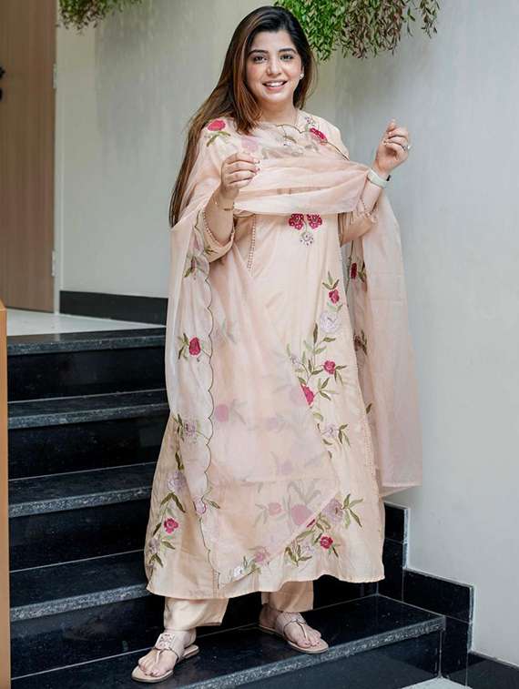 women three quarter sleeve kurta pant with dupatta set - 22060191 -  Zoom Image - 0