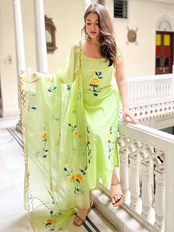 women floral printed sleeveless kurta pant with dupatta set - 22060211 -  Zoom Image - 0