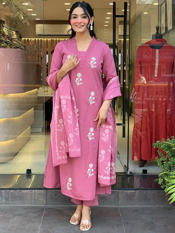 women three quarter sleeve kurta pant with dupatta set - 22060229 - Zoom Image - 0