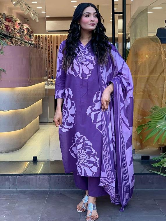 women three quarter sleeve kurta pant with dupatta set - 22060235 - Zoom Image - 0