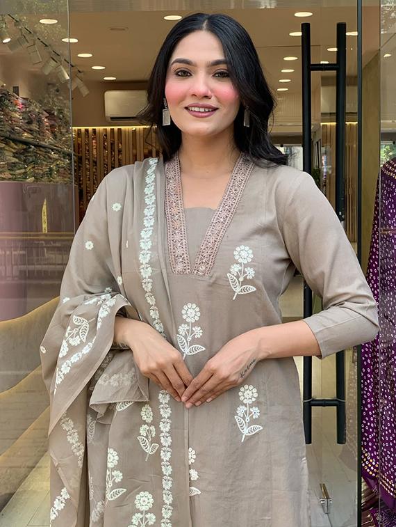 women three quarter sleeve kurta pant with dupatta set - 22060236 - Standard Image - 3