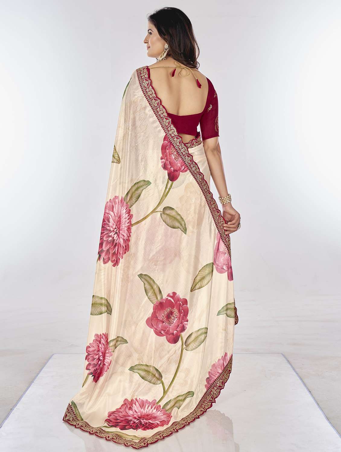 women floral printed bordered saree with blouse - 22060568 -  Standard Image - 3