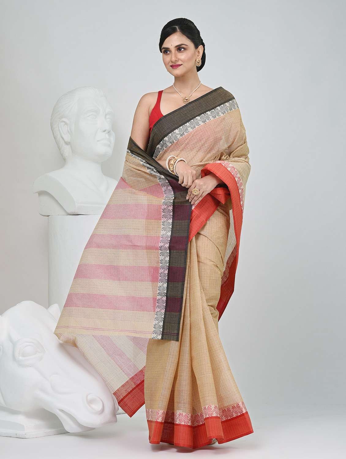 women checkered handloom saree - 22060655 - Standard Image - 3