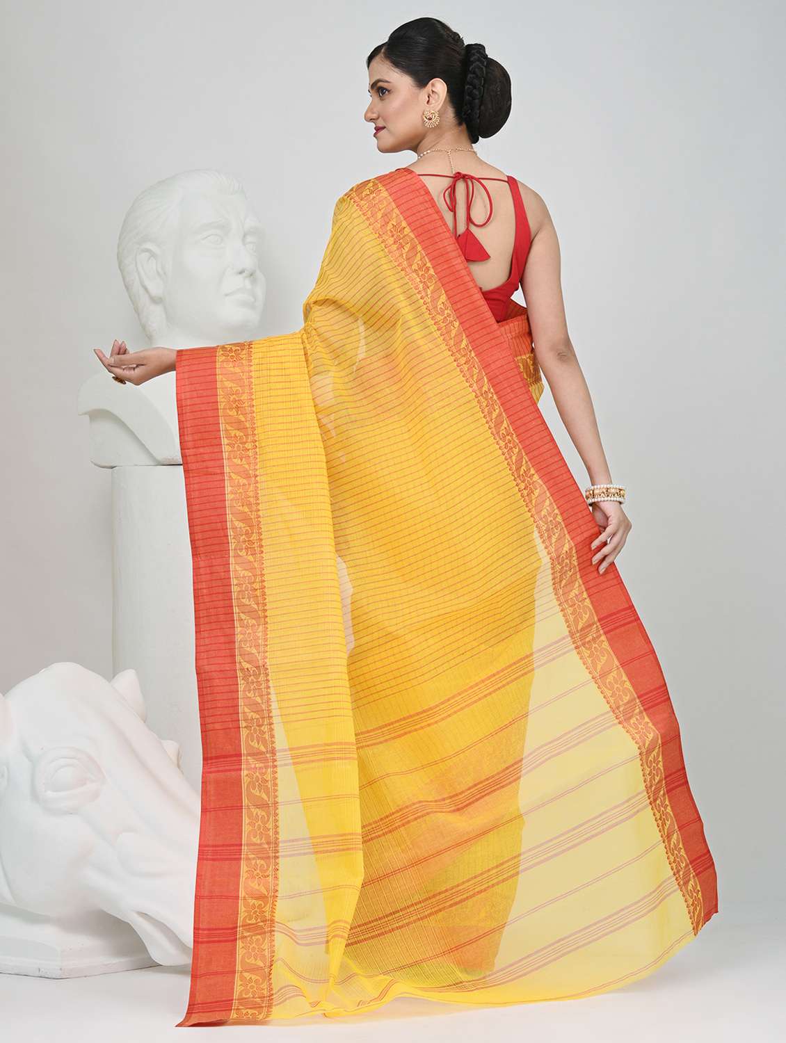 women striped tant saree - 22060662 -  Standard Image - 3