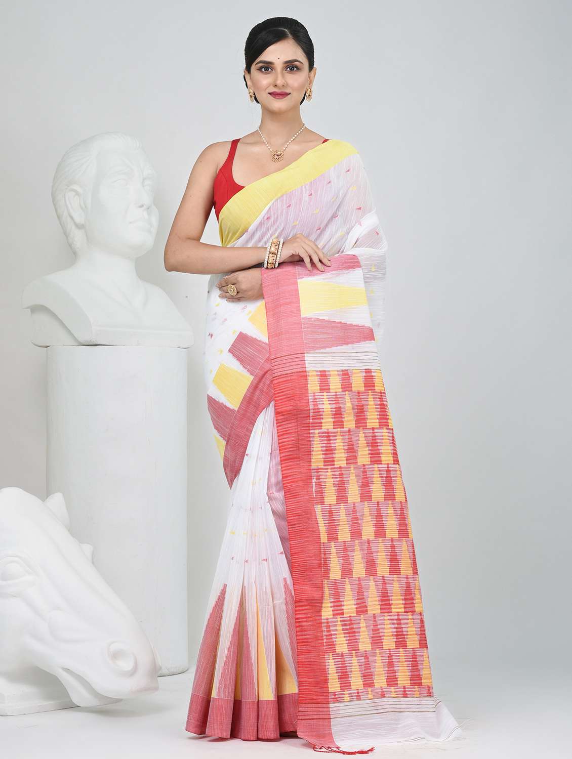 women self design handloom saree with blouse