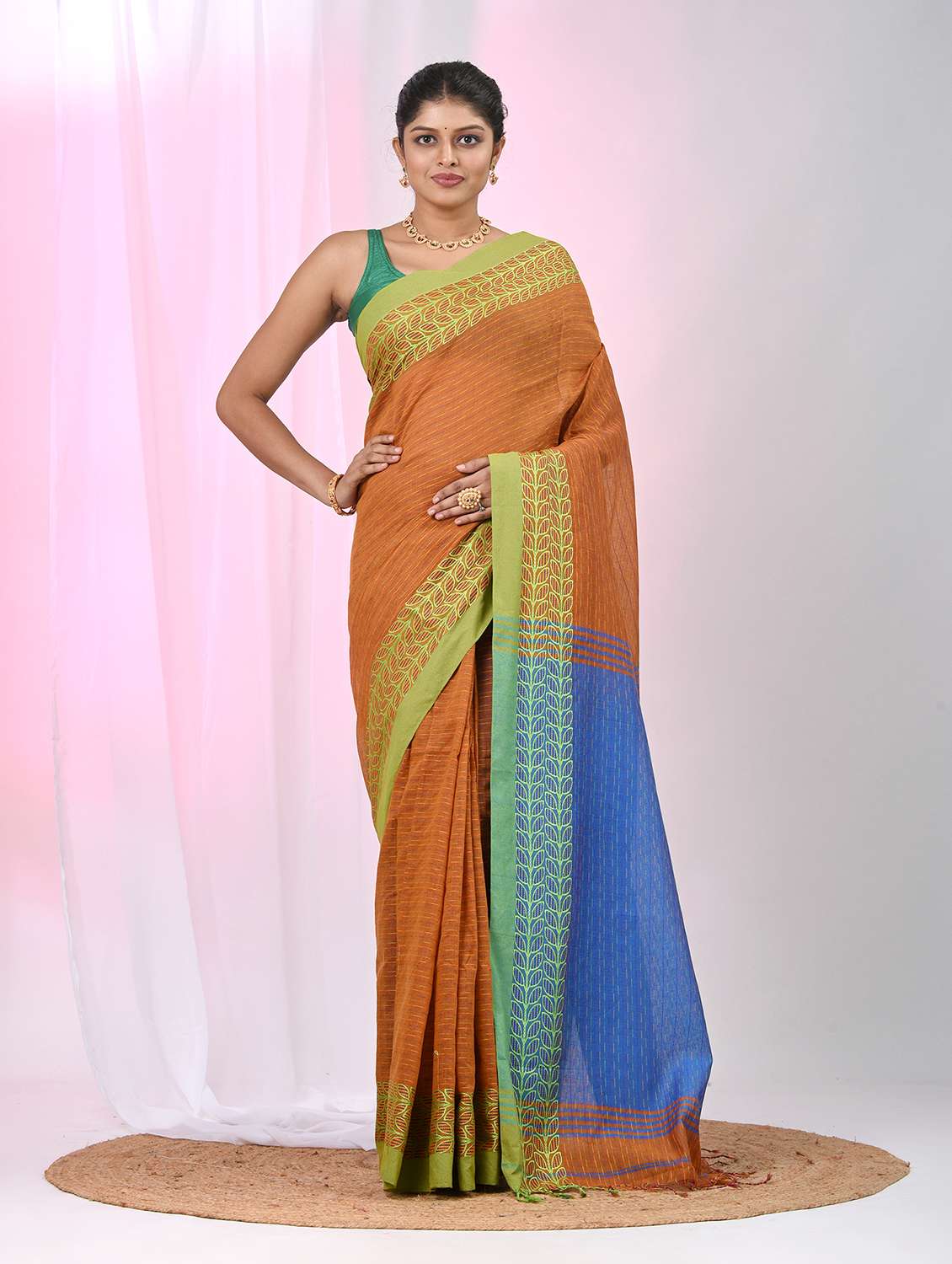 women self design handloom saree with blouse