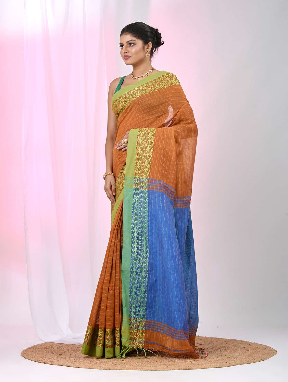 women self design handloom saree with blouse - 22060673 -  Standard Image - 3