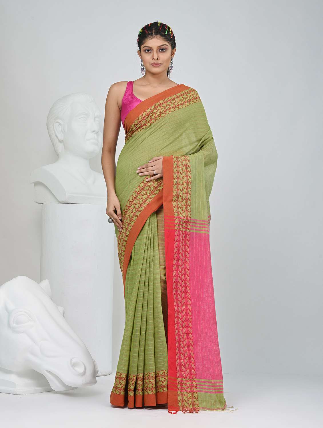 women self design handloom saree with blouse