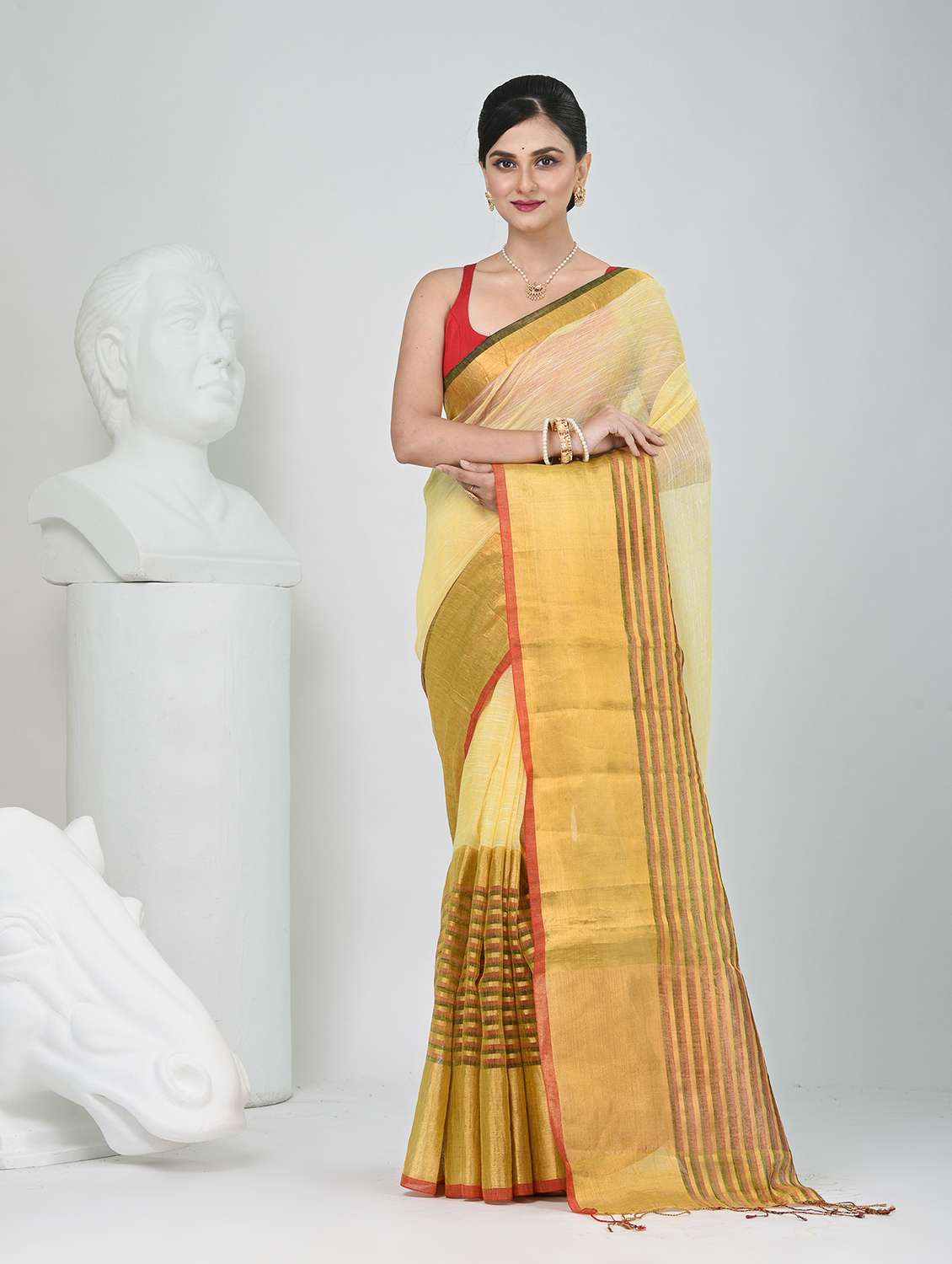 women self design handloom saree with blouse - 22060696 - Zoom Image - 0