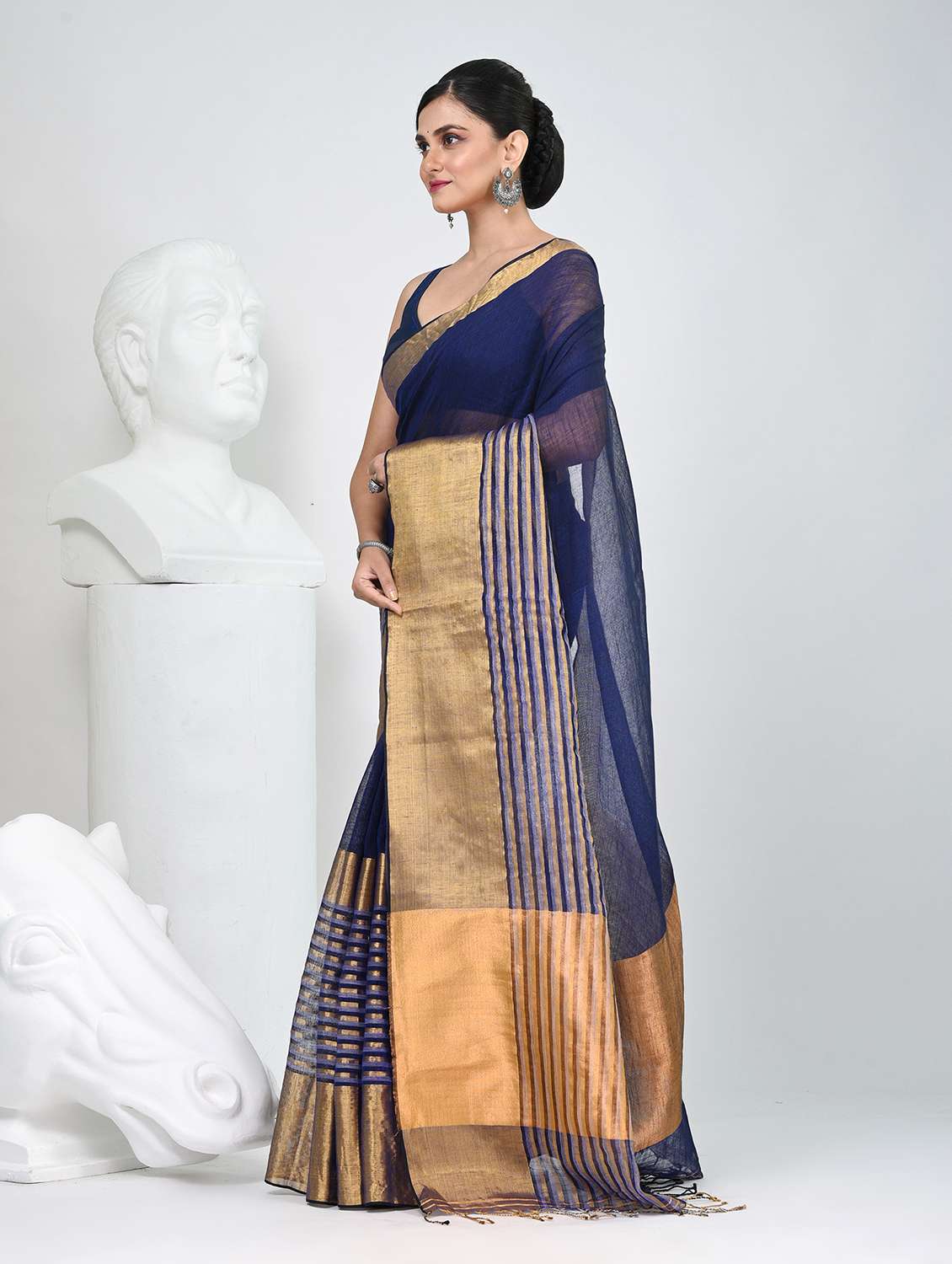 women self design handloom saree with blouse - 22060697 - Standard Image - 3
