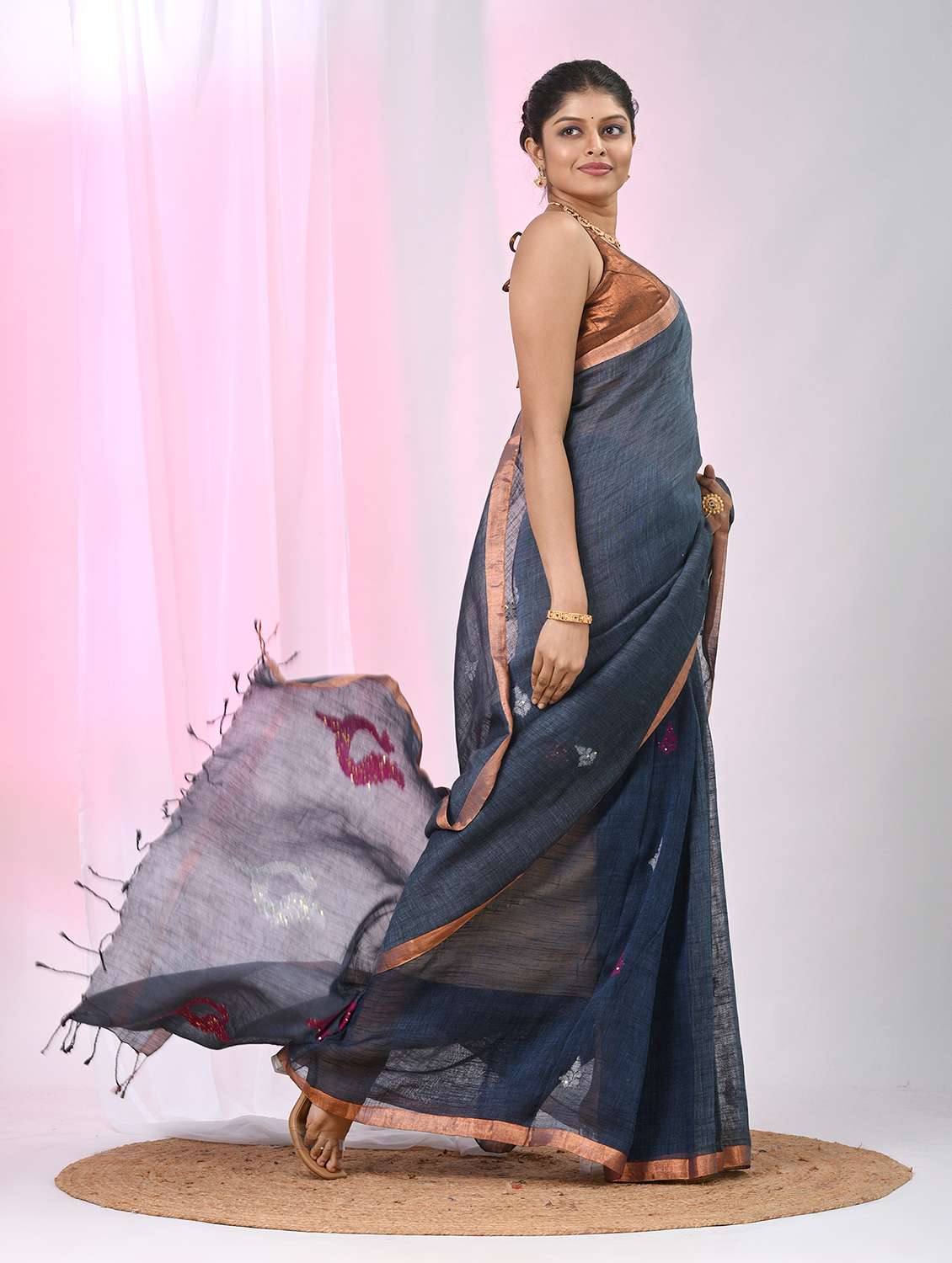 women self design handloom saree with blouse - 22060699 - Standard Image - 3