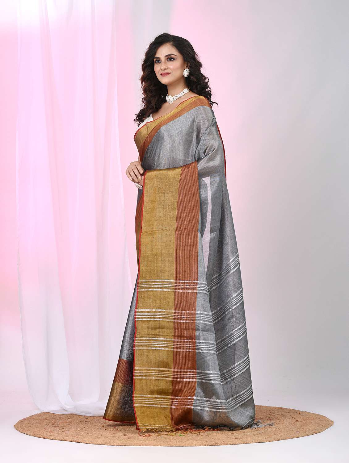 women solid with bordered handloom saree with blouse - 22060713 -  Standard Image - 3