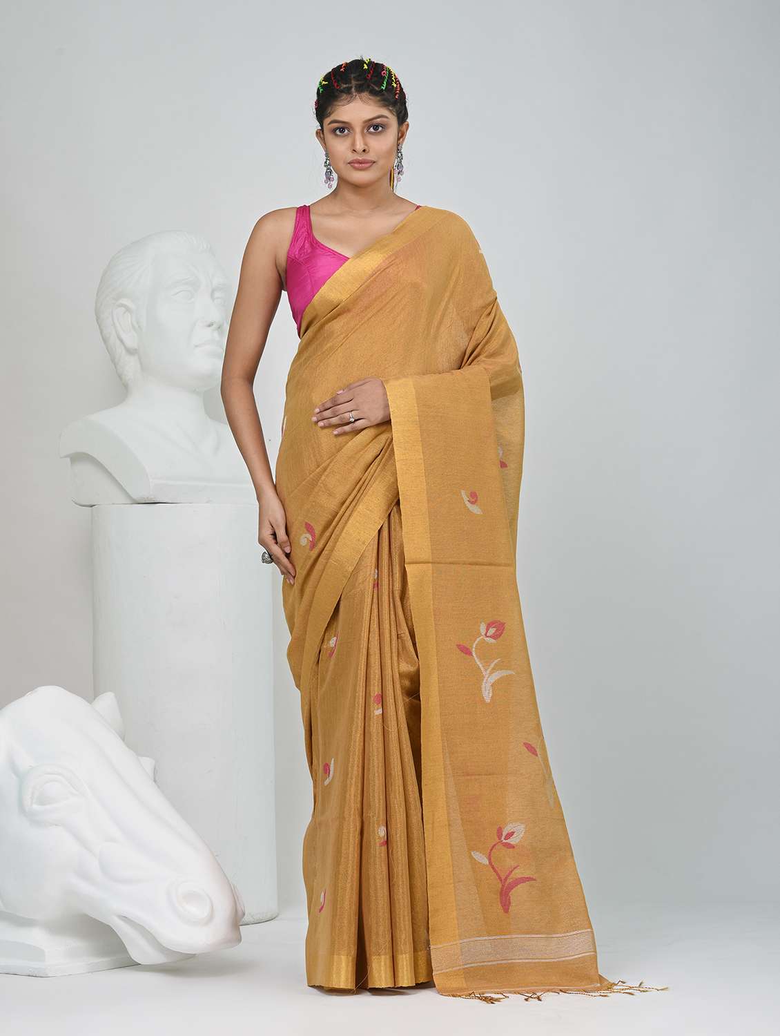 women self design handloom saree with blouse